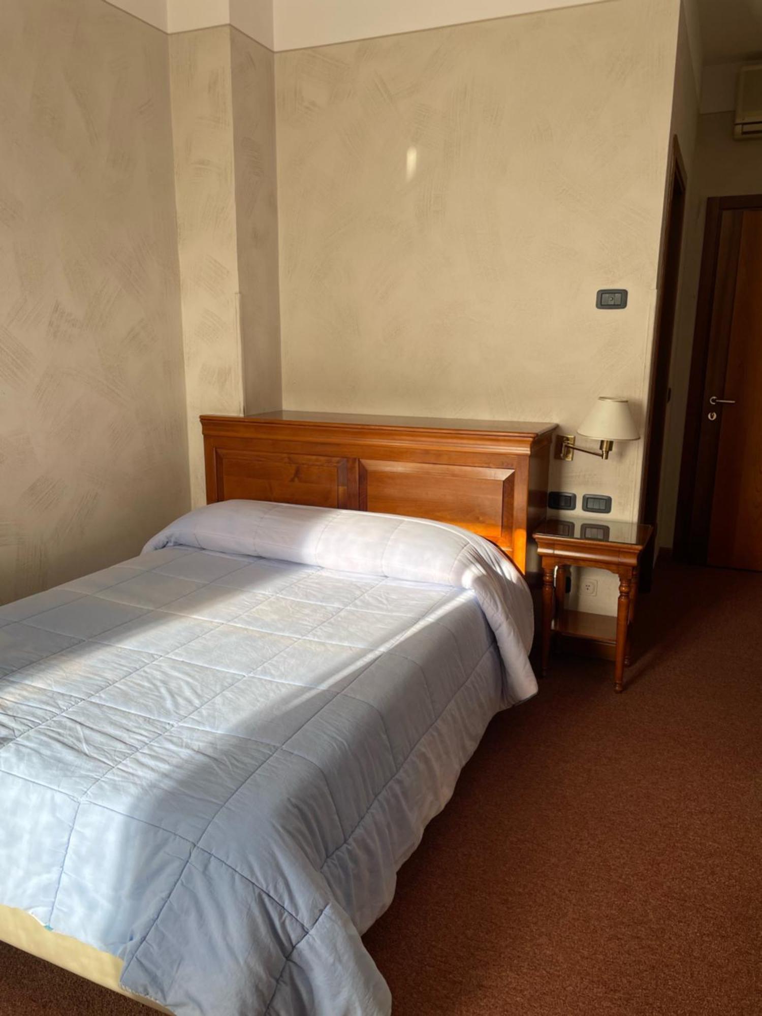 Albergo La Meridiana Castelnuovo del Garda Rum bild